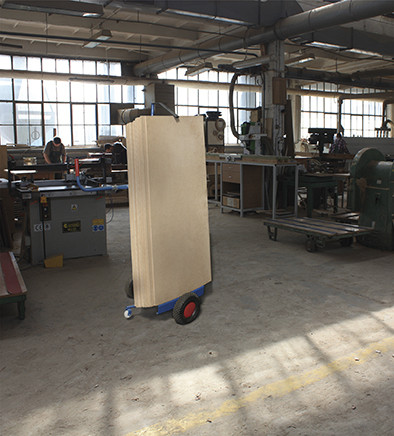 Anyagmozgató kocsi panelrögzítővel