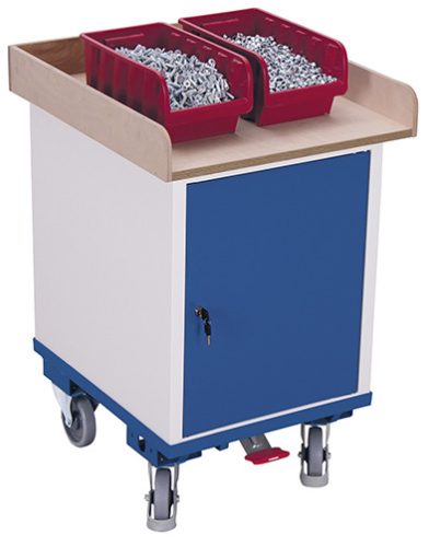 Szekrény zsanéros ajtóval és 1 rakfelülettel